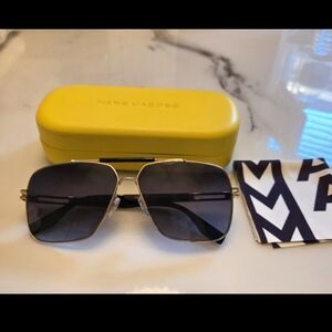 Marc Jacobs MARC 716/S 807  Aviator sunglasses with dark grey lenses . Unisex